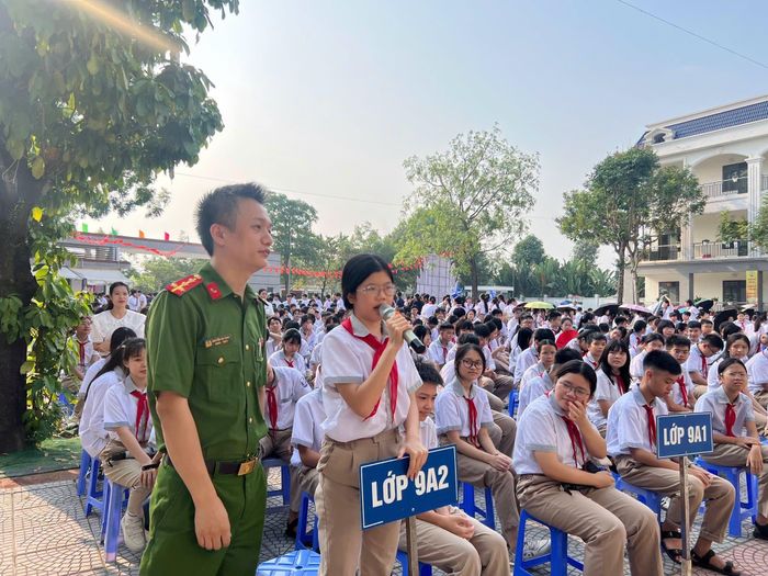Học sinh Trường THCS Trưng Vương được tuyên truyền pháp luật trong buổi sinh hoạt dưới cờ. Ảnh: PV
