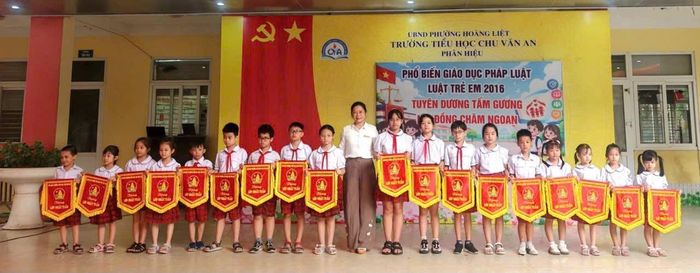 Cô Nguyễn Thị Bích Hạnh, Phó Hiệu trưởng Trường Tiểu học Chu Văn An là tấm gương sáng trong đội ngũ cán bộ quản lý giáo dục phường Hoàng Liệt. Ảnh: TA