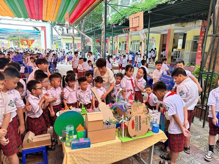 Phụ huynh, học sinh Trường Tiểu học Chu Văn An (Điểm trường Hoàng Liệt) luôn dành cho cô Hạnh những tình cảm tốt đẹp. Ảnh: TA