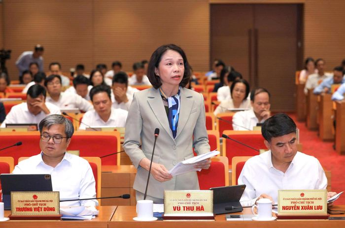 Phó Chủ tịch UBND thành phố Hà Nội Vũ Thu Hà trao đổi, làm rõ các vấn đề đại biểu nêu. Ảnh: Thái Thành Hùng.