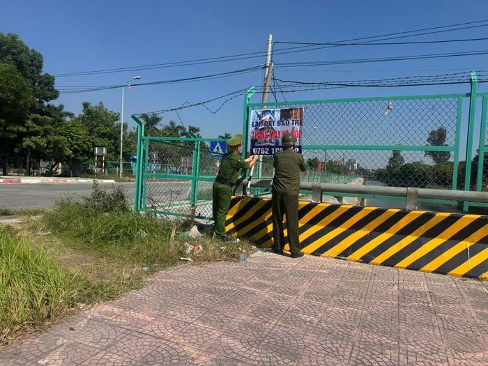 "Rác trời" ở cửa ngỗ Tây Bắc Thủ đô thường là những tấm quảng cáo khổ lớn. Ảnh: Đức Tuấn