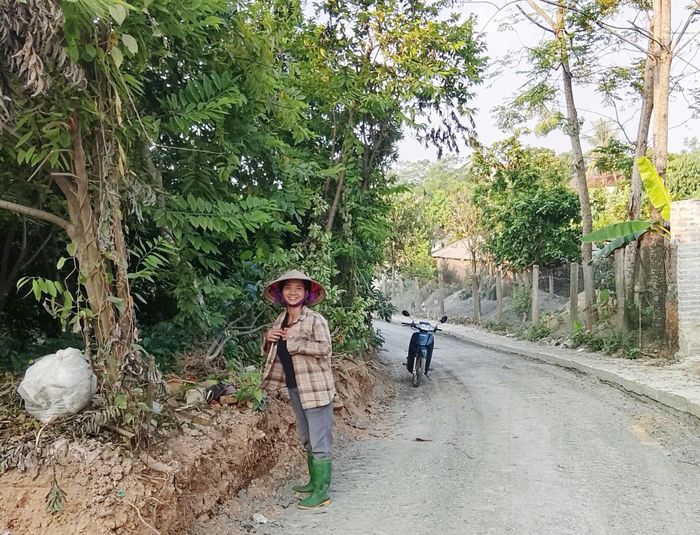 Chị Lê Thị Hạnh vui mừng, phấn khởi vì được góp sức xây dựng quê hương. Ảnh: Thanh Nga