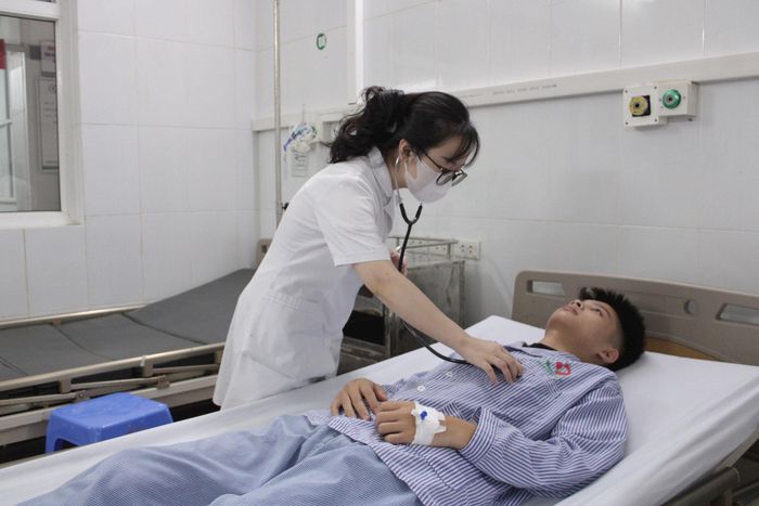 Bệnh viện Đa khoa Đông Anh cấp cứu bệnh nhân nam 16 tuổi bị phản vệ sau khi kiến đốt, cảnh báo nguy cơ dị ứng toàn thân diễn biến nhanh, đe dọa tính mạng. Ảnh: Bệnh viện Đa khoa Đông Anh.