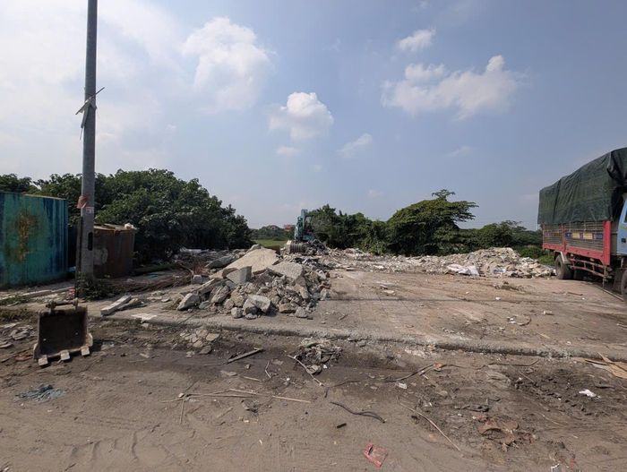 Những đống trạc thải được xếp ngổn ngang bên lề đường. Ảnh: Hồng Quý