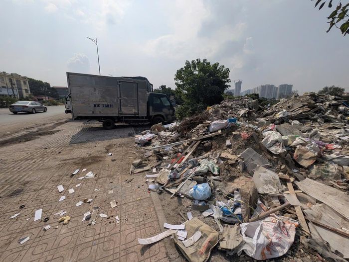 Rác, trạc thải tập kết thành những đống lớn ngay bên đường. Ảnh: Hồng Quý