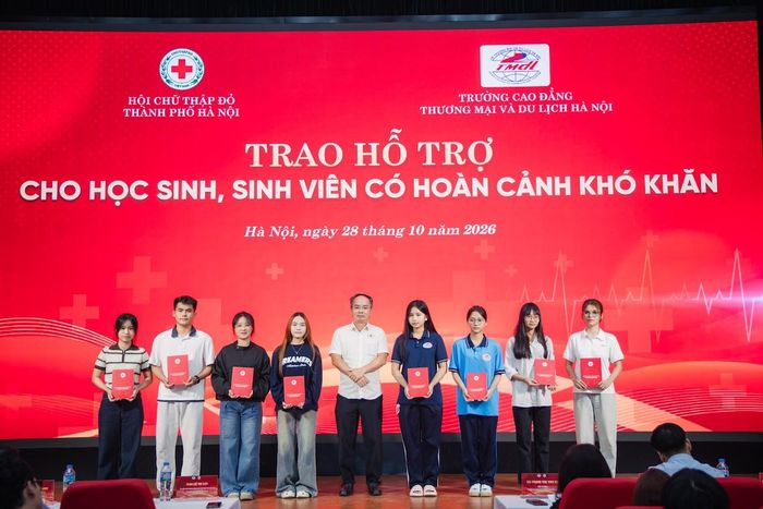 Chủ tịch Hội Chữ thập đỏ thành phố Hà Nội Lê Tự Lực trao quà hỗ trợ trực tiếp tới các em sinh viên vượt khó vươn lên. Ảnh: Khánh Chi