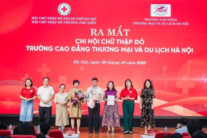 Ra mắt Chi hội Chữ thập đỏ Trường Cao đẳng Thương mại và Du lịch Hà Nội. Ảnh: Khánh Chi