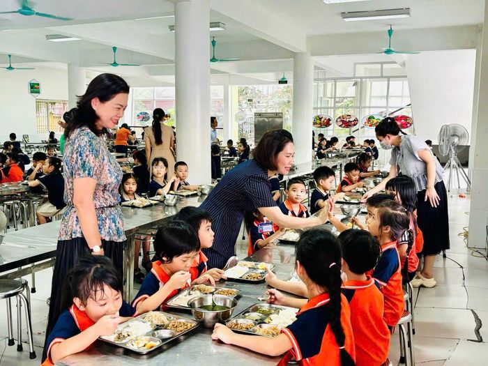 Học sinh Trường Tiểu học Ngọc Lâm (phường Bồ Đề) trong bữa ăn bán trú. Ảnh: CTV