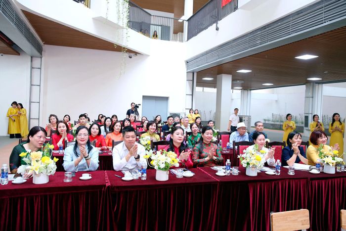 Các đại biểu tham dự chuyên đề giáo dục địa phương cấp THCS tại Trường THCS Nhân Chính, phường Thanh Xuân. Ảnh: Tùng Lâm