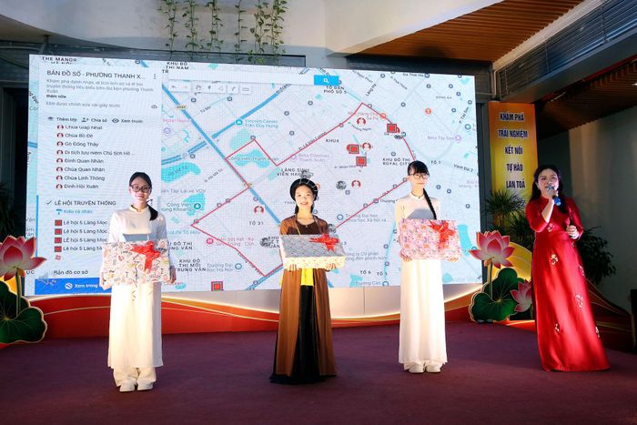 Học sinh Trường THCS Nhân Chính tham gia chuyên đề giáo dục địa phương. Ảnh: Tùng Lâm