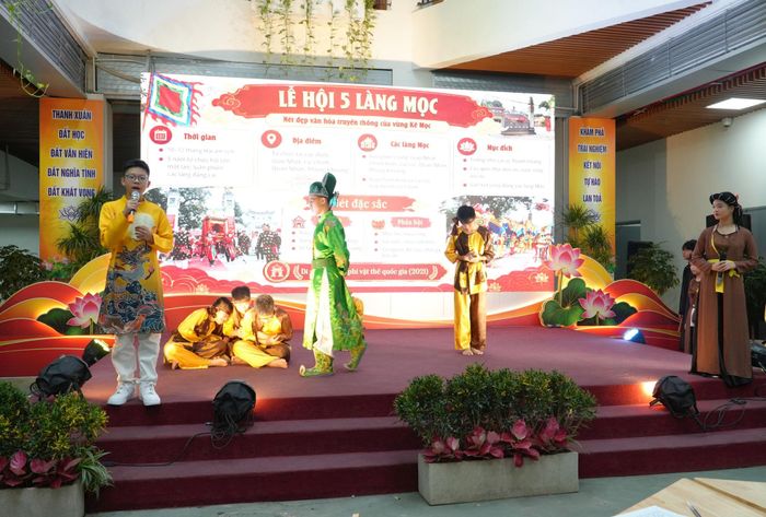 Học sinh trình bày sản phẩm học tập về lịch sử, văn hóa địa phương tại chuyên đề. Ảnh: Tùng Lâm