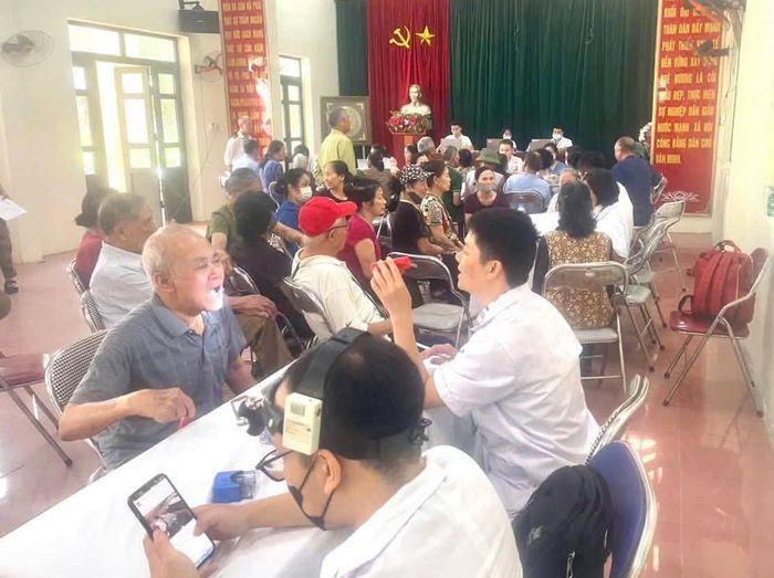 Địa điểm khám được tổ chức ngay tại các nhà văn hóa các thôn, rất thuận tiện cho người cao tuổi đến khám sức khỏe. Ảnh: PV