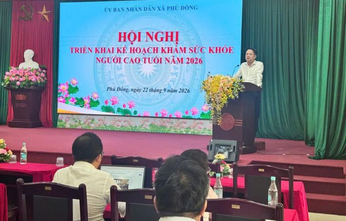 Phó Chủ tịch UBND xã Phù Đổng Nguyễn Đình Quang triển khai kế hoạch khám sức khỏe người cao tuổi năm 2026. Ảnh: PV