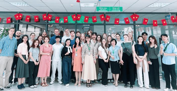 Hợp tác đào tạo giữa sinh viên Thuỵ Điển và sinh viên trường Đại học Y tế công cộng. Ảnh: ĐSQ