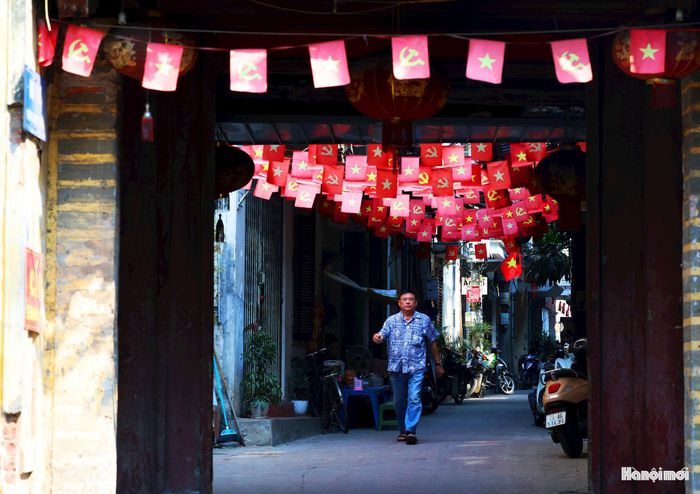 Phía sau cổng làng, những con ngõ nhỏ và mái nhà cũ vẫn tạo nên không gian sống mang đậm dấu ấn của khu dân cư lâu đời giữa lòng Hà Nội.