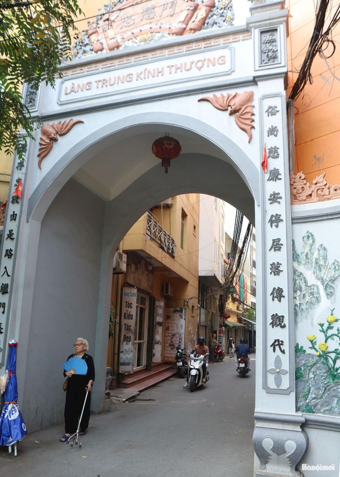 Cổng làng Trung Kính Thượng đã được trùng tu nhưng vẫn giữ lại hình dáng xưa.