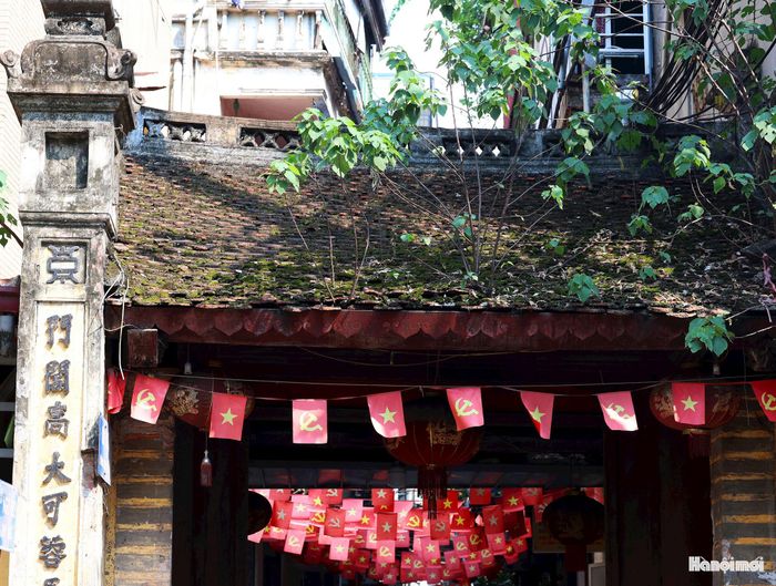 Những mái ngói cũ, cổng gạch phủ rêu và con ngõ nhỏ phía sau cổng làng vẫn là không gian sinh hoạt quen thuộc của nhiều thế hệ.