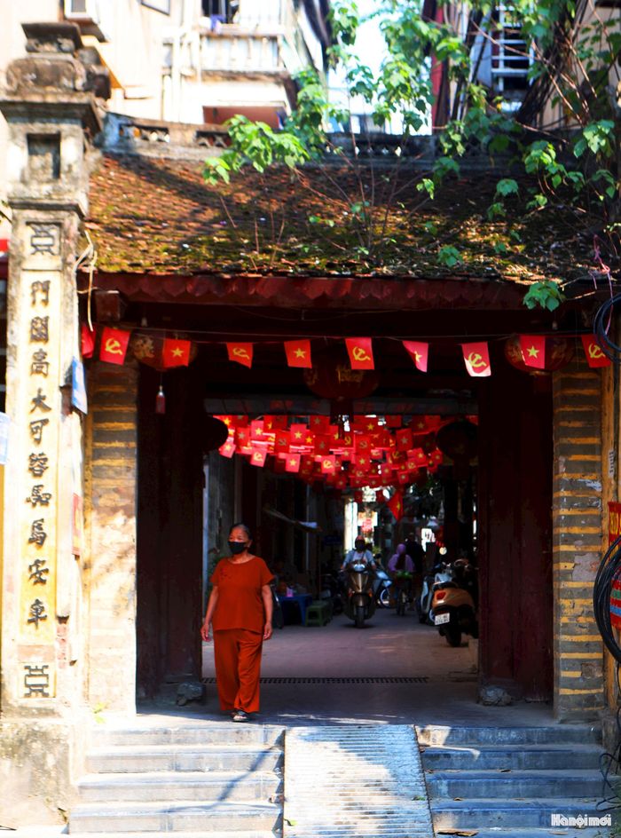 Cổng làng Yên Thái (562 Thụy Khuê) có kết cấu như một gian nhà lớn. Vốn nổi tiếng với nghề làm giấy dó, ngày xưa người làng Yên Thái làm các loại giấy để tiến cử triều đình và giấy trắng.