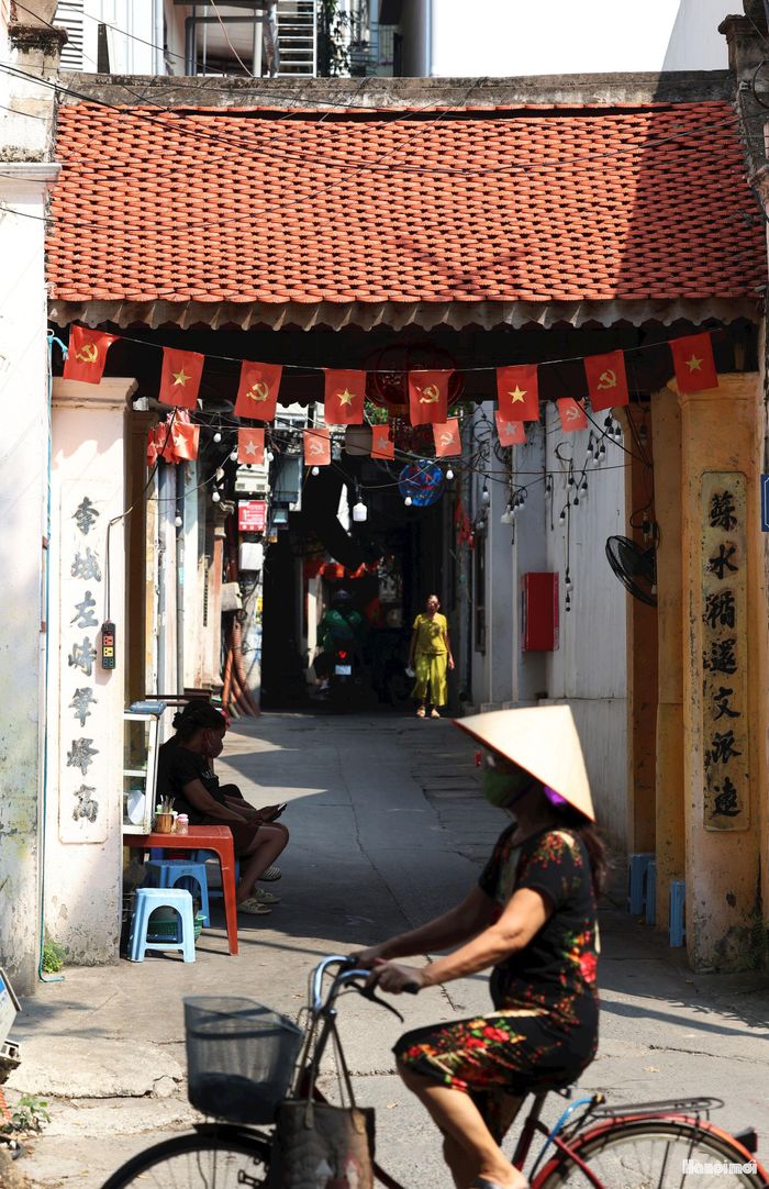 Cổng làng ở phố Thụy Khuê rất "lạ". Bởi lẽ không cổng nào giống cổng nào, từ kích thước đến kiến trúc. Trải qua cả hàng thế kỷ, có những cổng được tôn tạo trùng tu, nhưng cũng có những cổng làng cổ kính, rêu phong và phai màu theo thời gian.