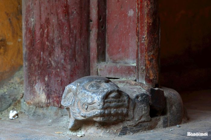 Bệ đá được chạm khắc theo lối cổ xưa.