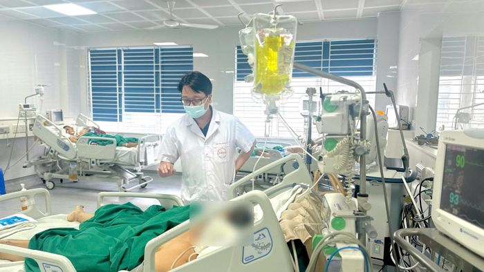 Tập trung kiểm soát nhiễm khuẩn, hỗ trợ hô hấp và theo dõi chức năng các cơ quan cho người bệnh. Ảnh: Thanh Nguyễn