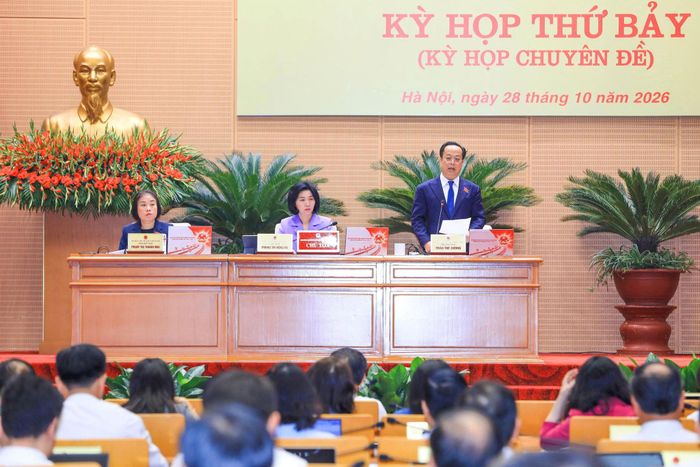 Ủy viên Ban Thường vụ Thành ủy, Phó Chủ tịch HĐND thành phố Trần Thế Cương điều hành nội dung thảo luận. Ảnh: Thành Thái Hùng
