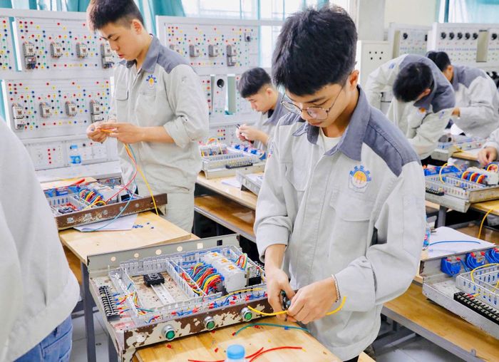 Hà Nội đầu tư có trọng tâm cho nguồn nhân lực, gắn đào tạo, bồi dưỡng với nhu cầu sử dụng và yêu cầu giải quyết những vấn đề thực tiễn của thành phố. Ảnh: HNIVC