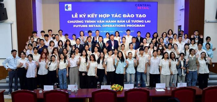 Central Retail Việt Nam và trường Cao đẳng Kinh tế Đối ngoại ký kết thỏa thuận hợp tác đào tạo nhân lực ngành bán lẻ. Ảnh: Tiến Thành 