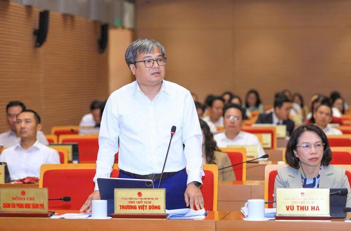 Phó Chủ tịch UBND thành phố Hà Nội Trương Việt Dũng giải trình tại kỳ họp. Ảnh: Thành Thái Hùng