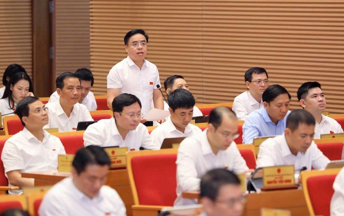 Đại biểu HĐND thành phố Trần Khánh Hưng (tổ 4) thảo luận tại kỳ họp. Ảnh: Thành Thái Hùng