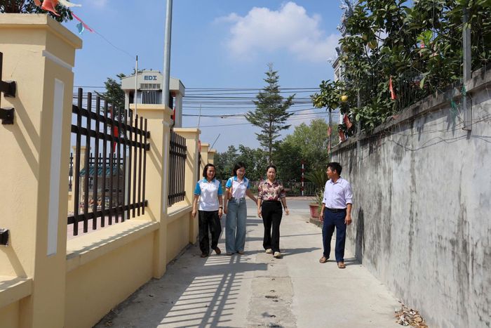Đường ngõ 2, xóm Đình, thôn Phú Mỹ, xã Kiều Phú đã được mở rộng và bê tông sạch đẹp với kinh phí từ nguồn xã hội hóa. Ảnh: Thu Oanh