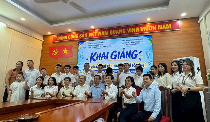 Niềm vui của các thầy cô giáo và đại biểu cùng học sinh Tiểu học Bình Minh trong Lễ khai giảng lớp sơ cấp nghề kỹ thuật pha chế đồ uống, ngày 26-10. Ảnh: Mai Hoa