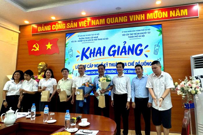 Các đại biểu, thầy cô hạnh phúc đón nhận hoa và quà do các học sinh đặc biệt trao tặng. Ảnh: Mai Hoa