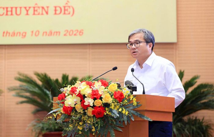 Phó Chủ tịch UBND thành phố Trương Việt Dũng trình bày tờ trình tại kỳ họp. Ảnh: Thành Thái Hùng