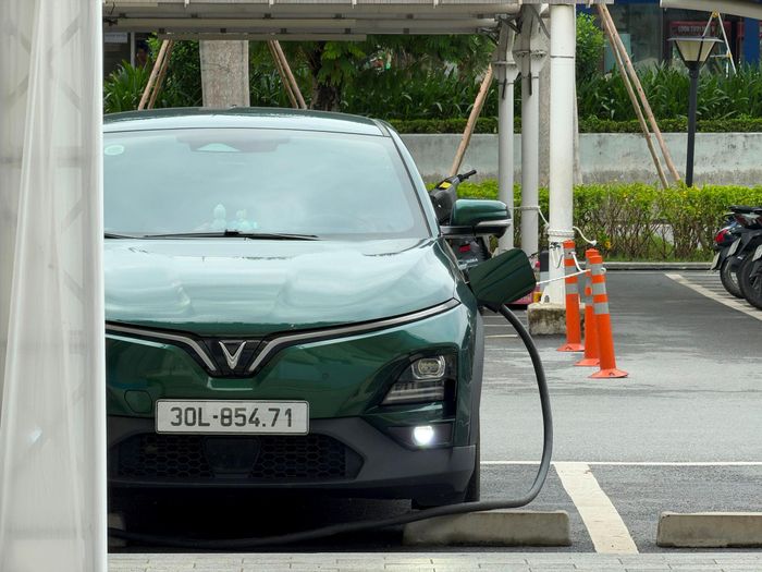 Nếu điện dùng để sạc xe và vận hành nhà máy sản xuất pin vẫn chủ yếu đến từ nhiên liệu hóa thạch, một phần đáng kể phát thải sẽ tiếp tục tồn tại. Ảnh: Hoàng Linh