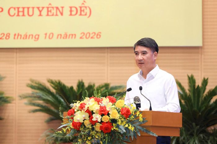 Ủy viên Ban Thường vụ Thành ủy, Phó Chủ tịch UBND thành phố Hà Nội Nguyễn Xuân Lưu trình bày dự thảo Nghị quyết. Ảnh: Thành Thái Hùng