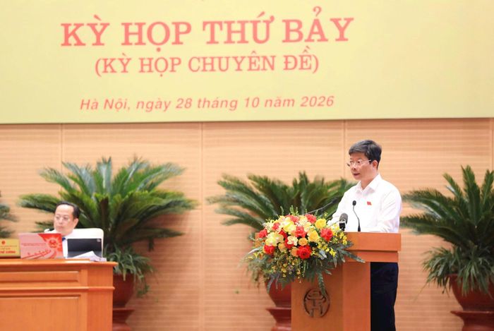 Trưởng ban Kinh tế - Ngân sách HĐND thành phố Nguyễn Xuân Sáng trình bày báo cáo thẩm tra. Ảnh: Thành Thái Hùng