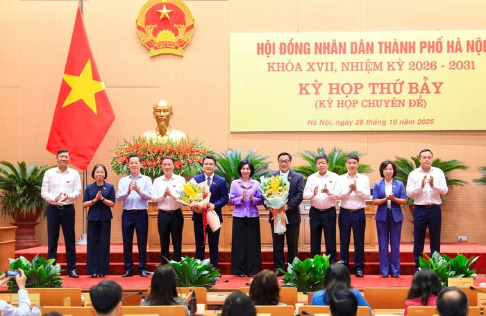 Lãnh đạo thành phố chúc mừng đồng chí Duy Hoàng Dương và đồng chí Nguyễn Quang Hiếu. Ảnh: Thành Thái Hùng