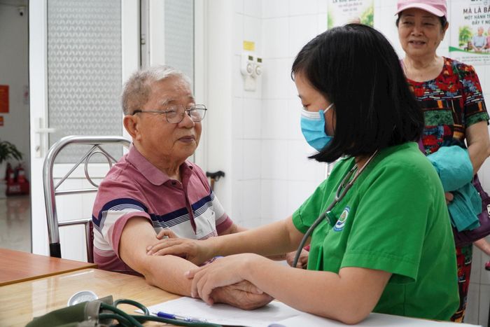Kiểm soát huyết áp, duy trì lối sống lành mạnh và tuân thủ điều trị là những biện pháp quan trọng giúp phòng ngừa đột quỵ. Ảnh: Mai Khôi