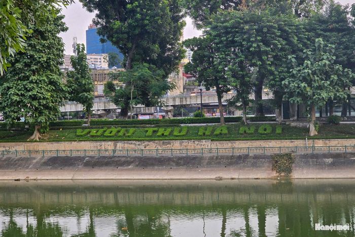 Để nâng cao chất lượng nuôi dưỡng động vật và không gian phục vụ nhân dân, Hà Nội đang triển khai lấy ý kiến điều chỉnh tổng thể quy hoạch công viên theo hướng "vừa đóng vừa mở": 70% diện tích (13,5ha) dỡ rào chắn tạo không gian mở công cộng, 30% diện tích (5,4ha) làm khu bảo tồn động vật có kiểm soát với rào chắn sinh thái hiện đại.