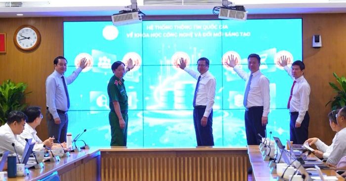 Các đại biểu thực hiện nghi thức ra mắt Hệ thống thông tin quốc gia về khoa học, công nghệ và đổi mới sáng tạo. Ảnh: Truyền thông Bộ Khoa học và Công nghệ.