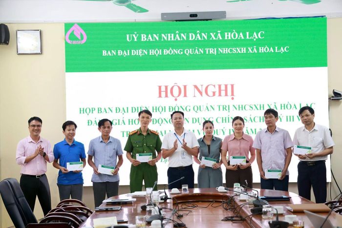 Các cá nhân có thành tích xuất sắc trong công tác triển khai tín dụng chính sách xã hội trên địa bàn xã Hòa Lạc được khen thưởng. Ảnh: Đức Hùng