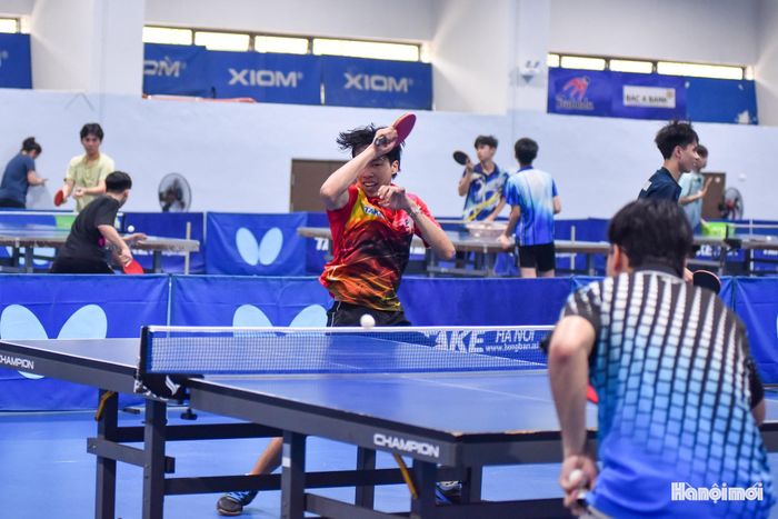 Các vận động viên bóng bàn Hà Nội tập luyện. Ảnh: Phan Anh