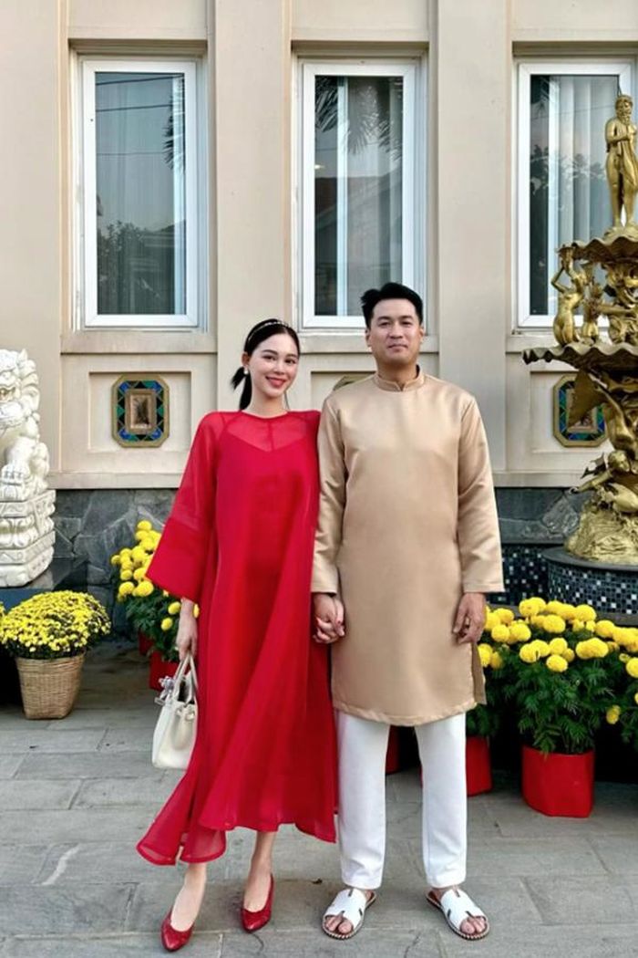 Trên mạng xã hội, Linh Rin không thường xuyên chia sẻ chuyện riêng tư. Những hình ảnh cô đăng tải thường được lựa chọn kỹ lưỡng, từ khoảnh khắc đời thường đến những lần xuất hiện trong trang phục chỉn chu.