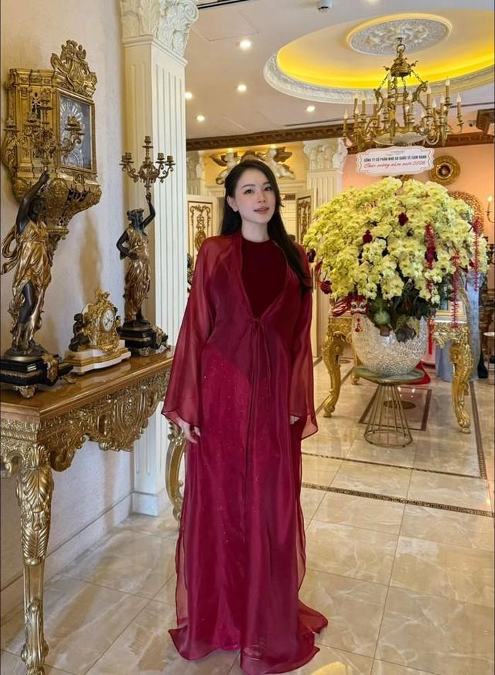 Với Linh Rin, sinh nhật không đơn thuần là dịp đánh dấu thêm một tuổi, mà còn là thời điểm để nhìn lại hành trình trưởng thành của chính mình. Những năm tháng đã qua, dù mang đến niềm vui hay những thử thách, đều trở thành một phần trong trải nghiệm sống, giúp cô hiểu hơn về bản thân và những điều mình thực sự trân trọng. Bước sang tuổi 33, thay vì chỉ chú ý đến những thay đổi bên ngoài, người đẹp chọn cách lắng lại, cảm nhận những gì đã trải qua và nhìn nhận hành trình của mình bằng tâm thế bình tĩnh hơn.