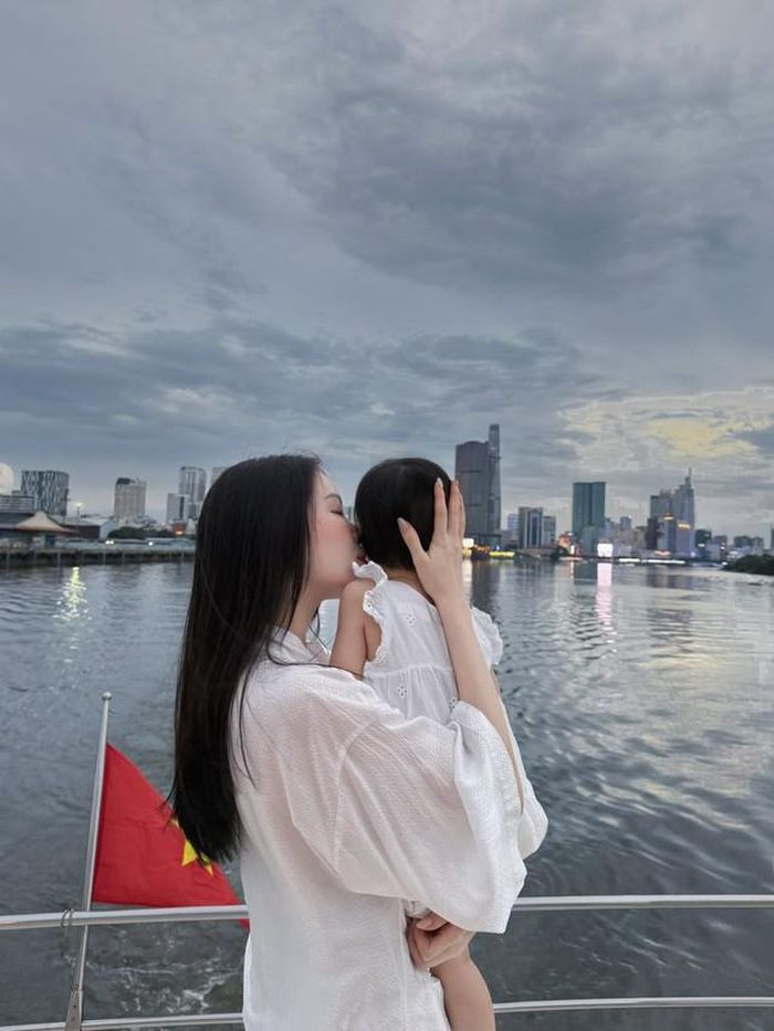 Sau 3 năm kết hôn, cặp đôi có con gái đầu lòng và cho đến hiện tại, họ vẫn giấu mặt em bé.