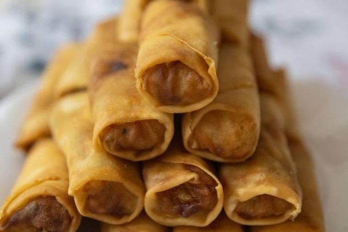 Chiếc nem rán đạt chuẩn khi cắn vào nghe tiếng giòn rụm, vỏ mỏng xốp không ngấy mỡ, nhân bên trong mềm mọng.