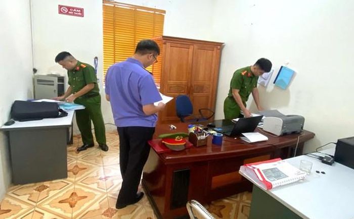Quá trình thi hành lệnh khám xét nơi làm việc của bị can Hoàng Thị Lý.