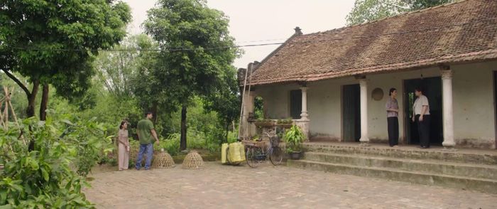 Toản đến nhà Hạnh để trả lại số tiền đã rơi trên thùng xe ô tô. Ảnh VTV