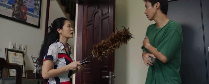 Hùng đã chăm chỉ học tập nhưng vẫn không tin rằng bố đang ngoại tình. Ảnh VTV